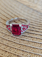 Anillo con cristales rojos