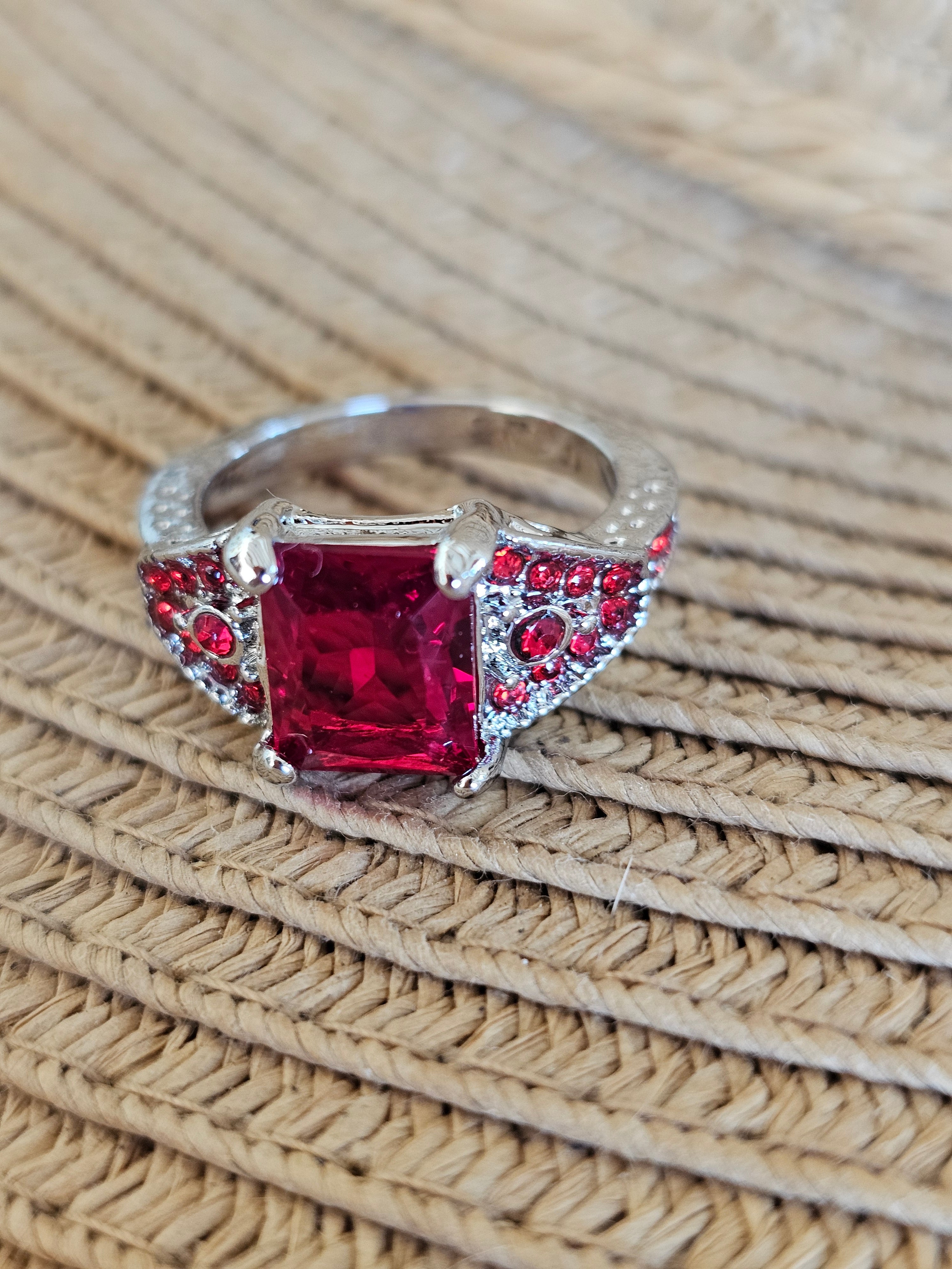 Anillo con cristales rojos