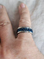 Anillo plateado con cadena azul