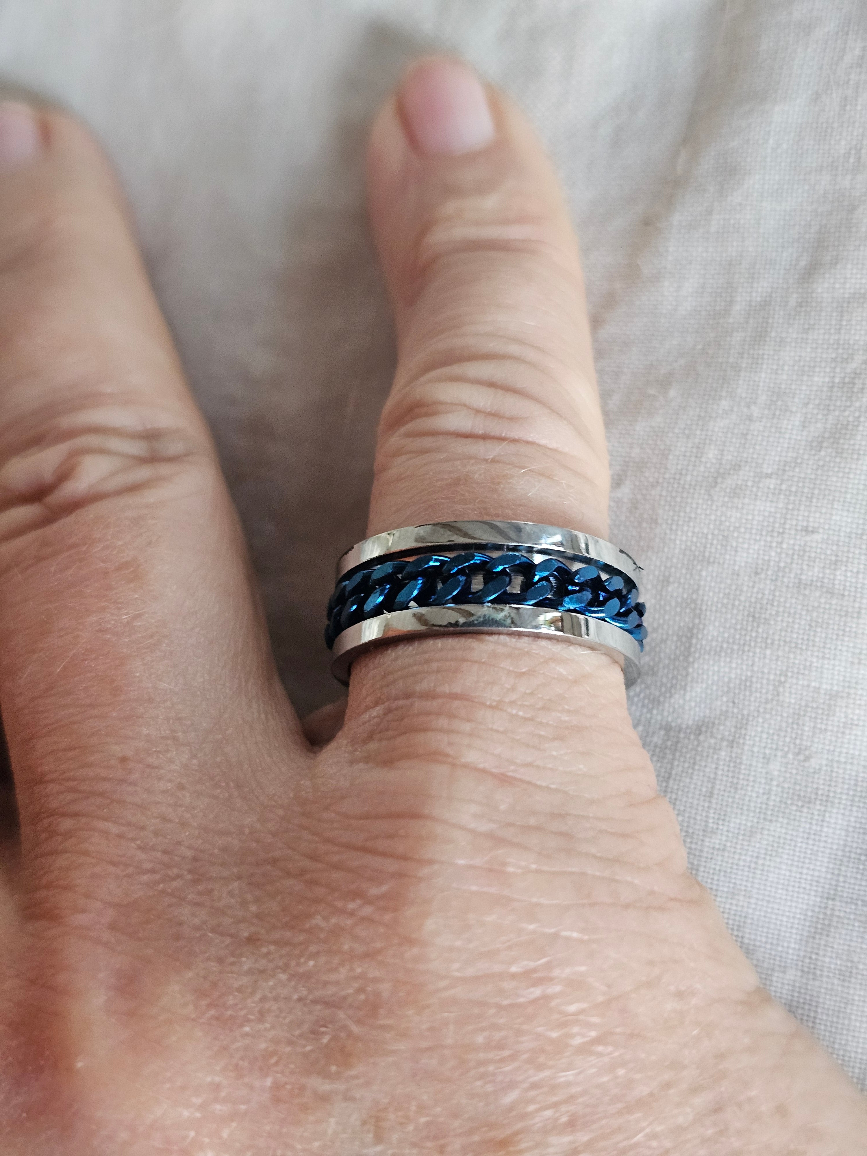 Anillo plateado con cadena azul