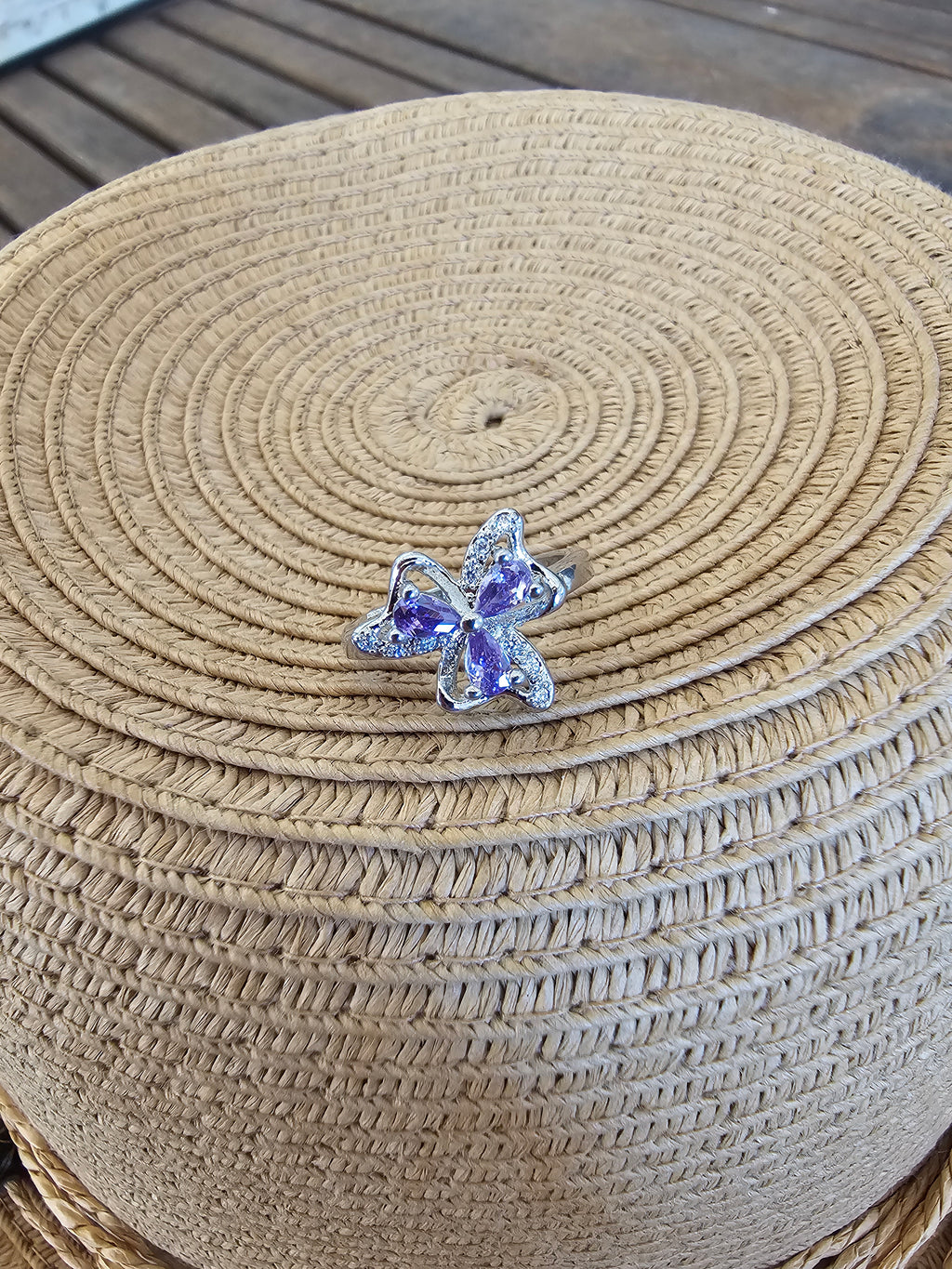 Delicado anillo con silueta floral