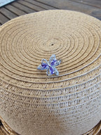 Delicado anillo con silueta floral
