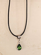 Collar Corto de Cordón Negro con Cristal Verde Esmeralda en Gota