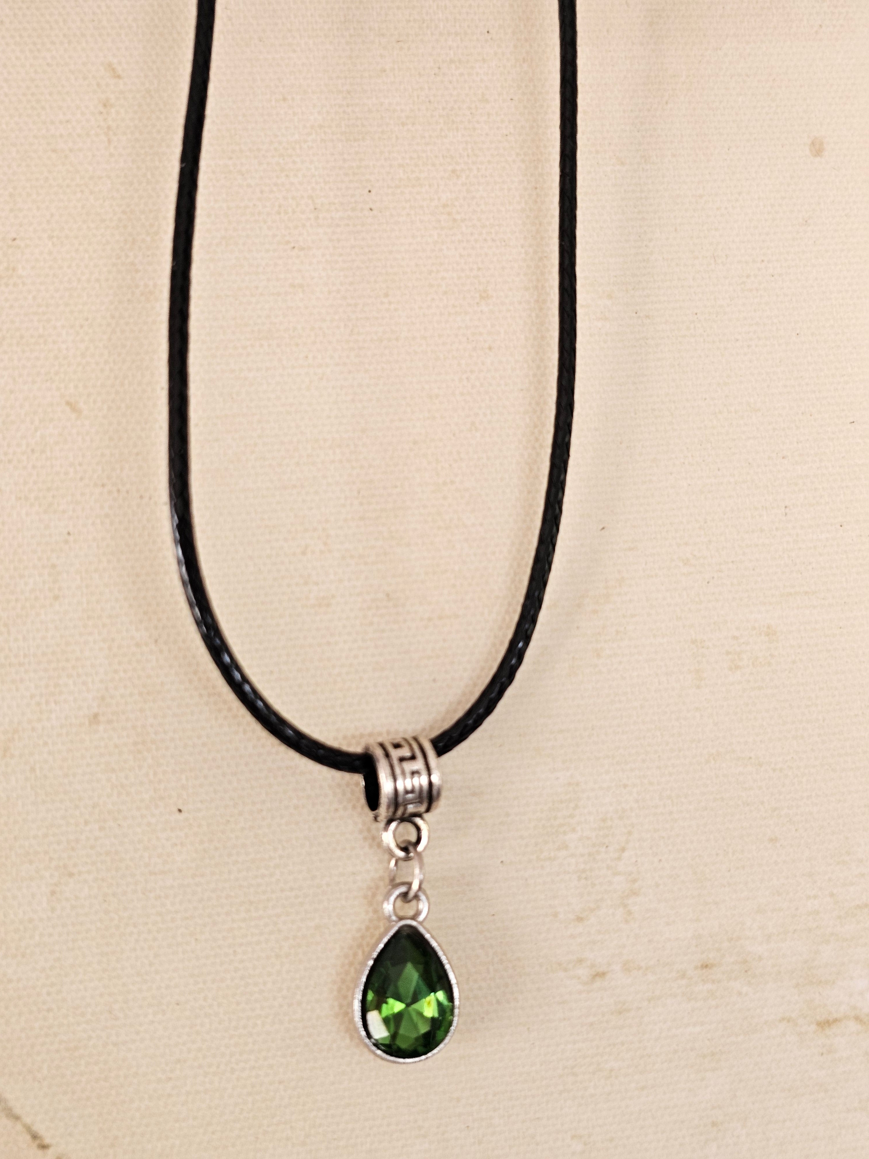 Collar Corto de Cordón Negro con Cristal Verde Esmeralda en Gota