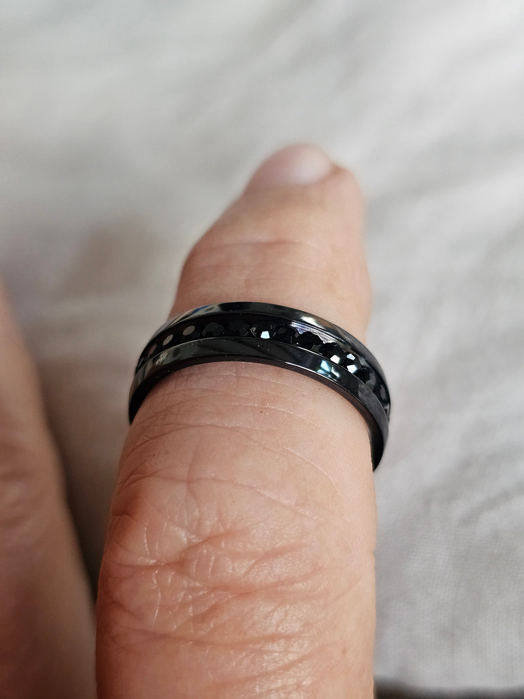 Anillos negros con cristales negros