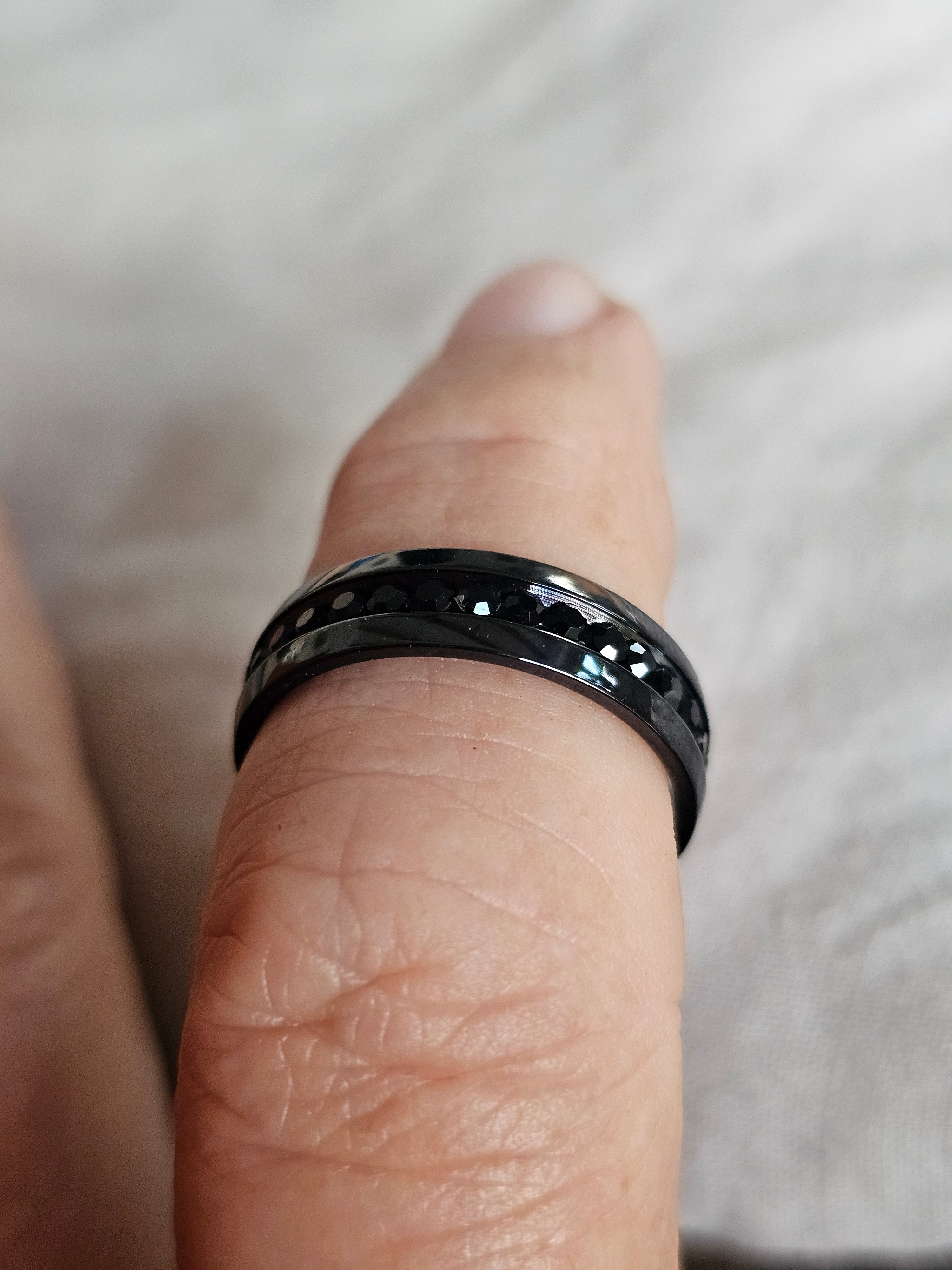 Anillos negros con cristales negros