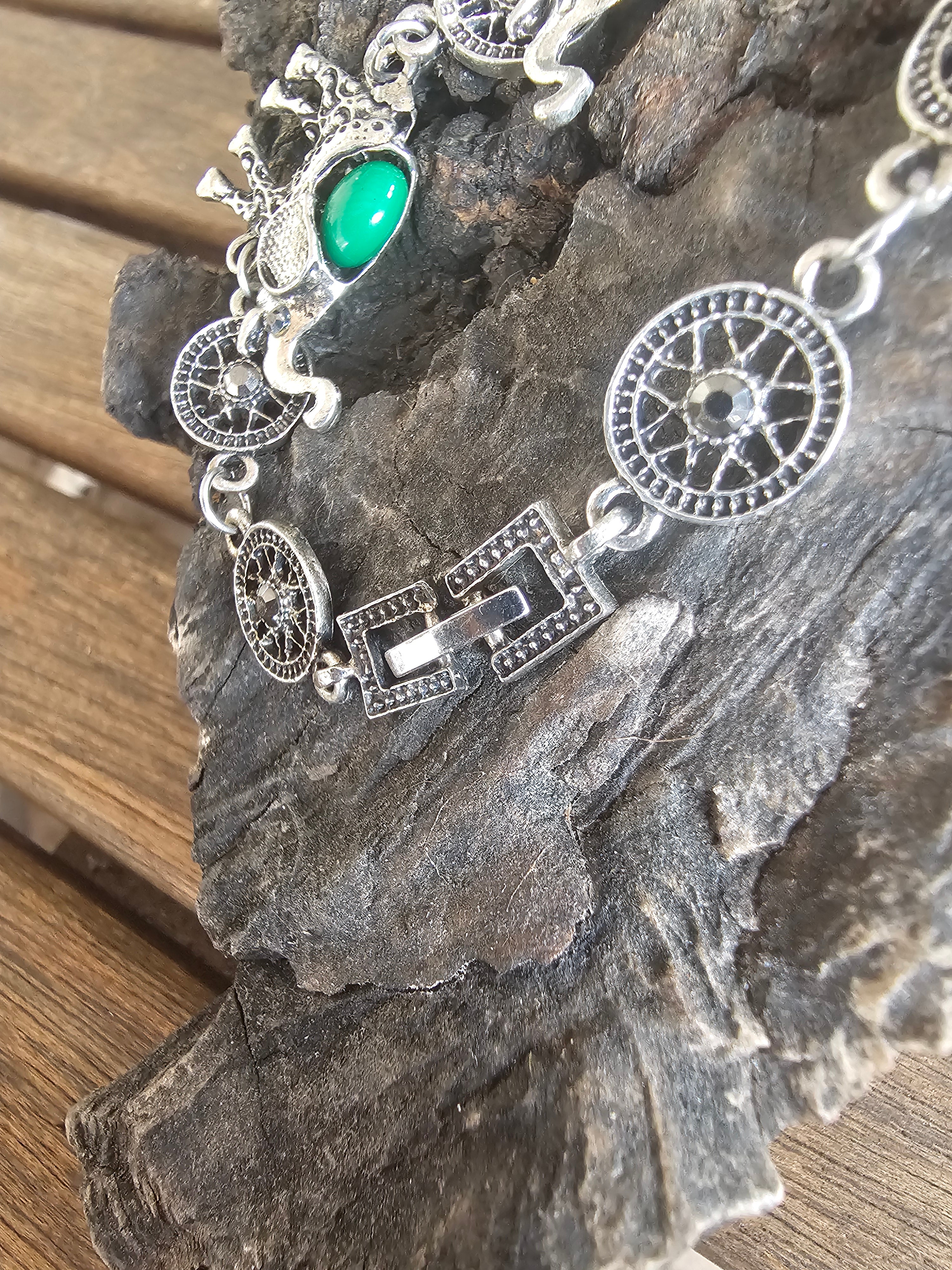 Pulsera Estilo Étnico con Elefantes y Piedras Verdes