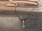 Collar Corto de Cordón Negro con Cristal Verde Esmeralda en Gota