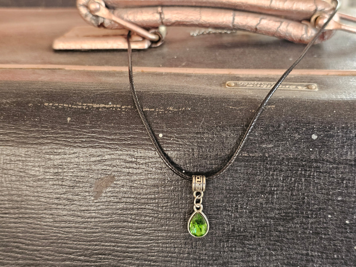 Collar Corto de Cordón Negro con Cristal Verde Esmeralda en Gota