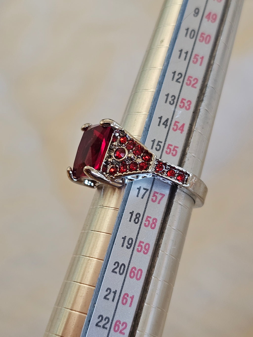Anillo con cristales rojos