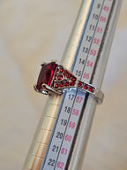 Anillo con cristales rojos