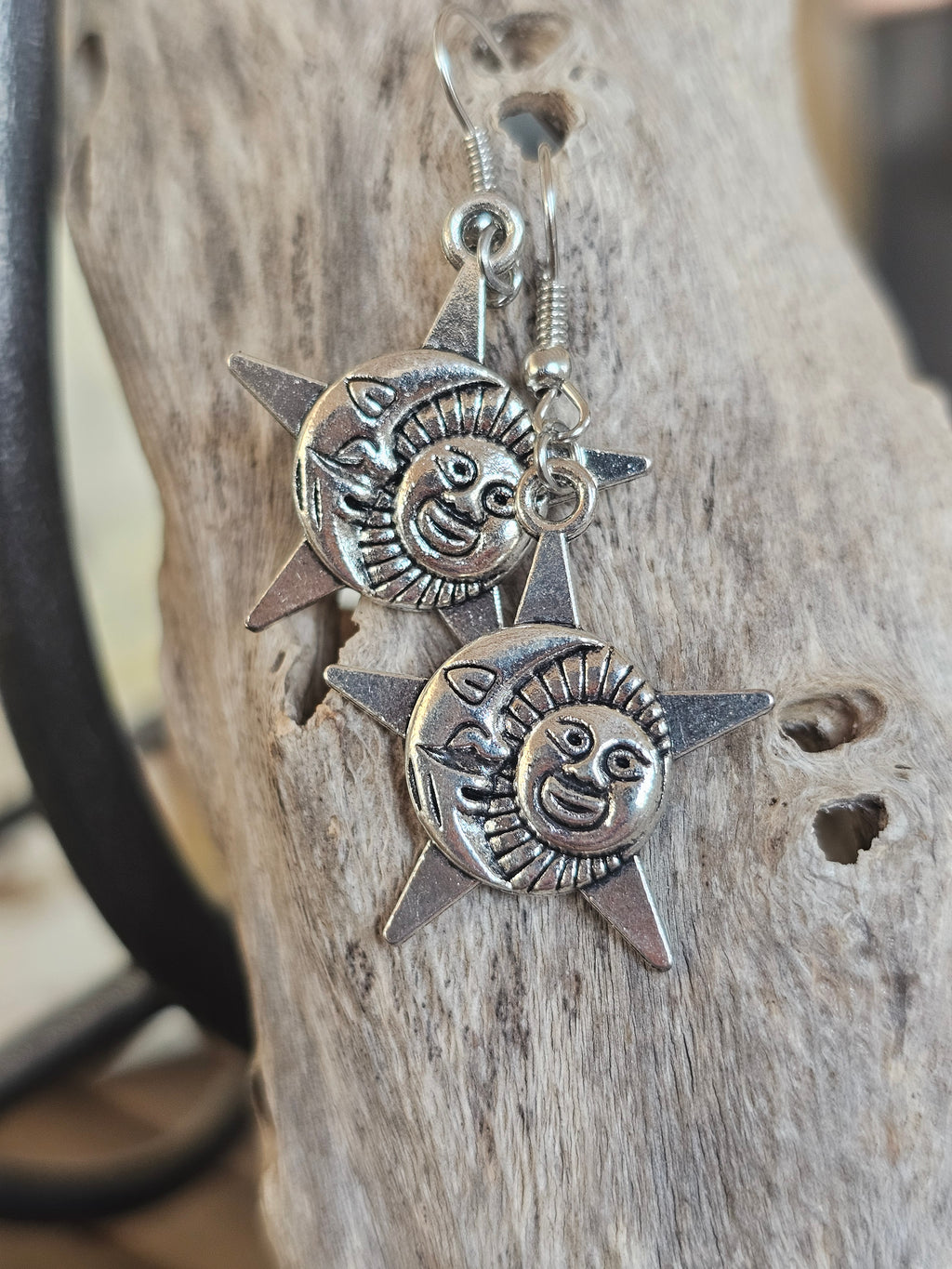 Místicos pendientes celestiales de sol y luna