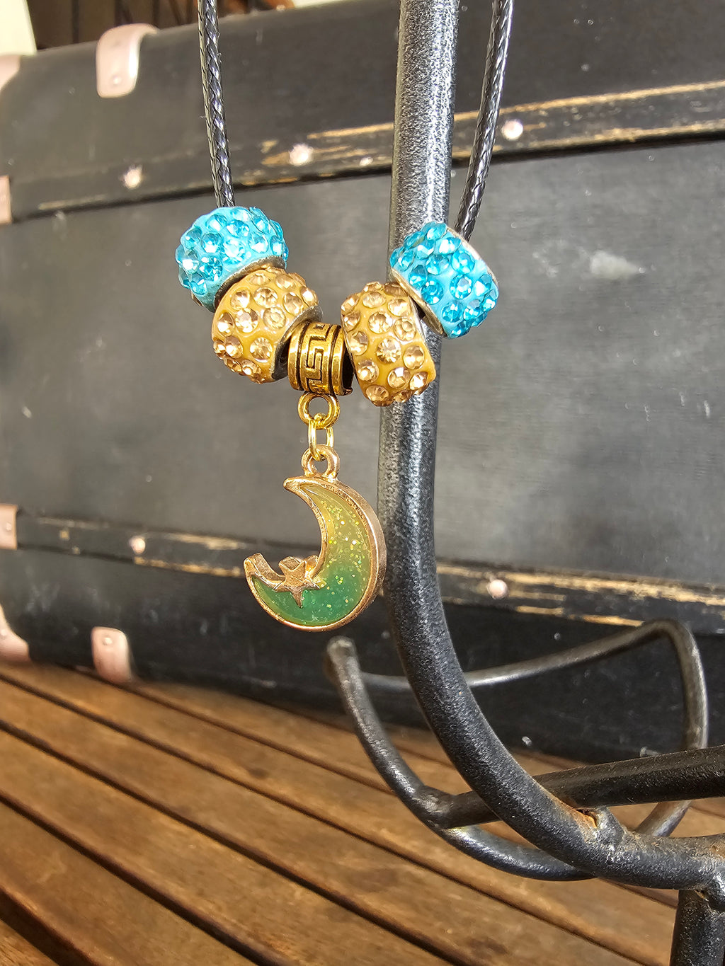 Collar Místico con Colgante de Luna, Estrella y Charms Brillantes