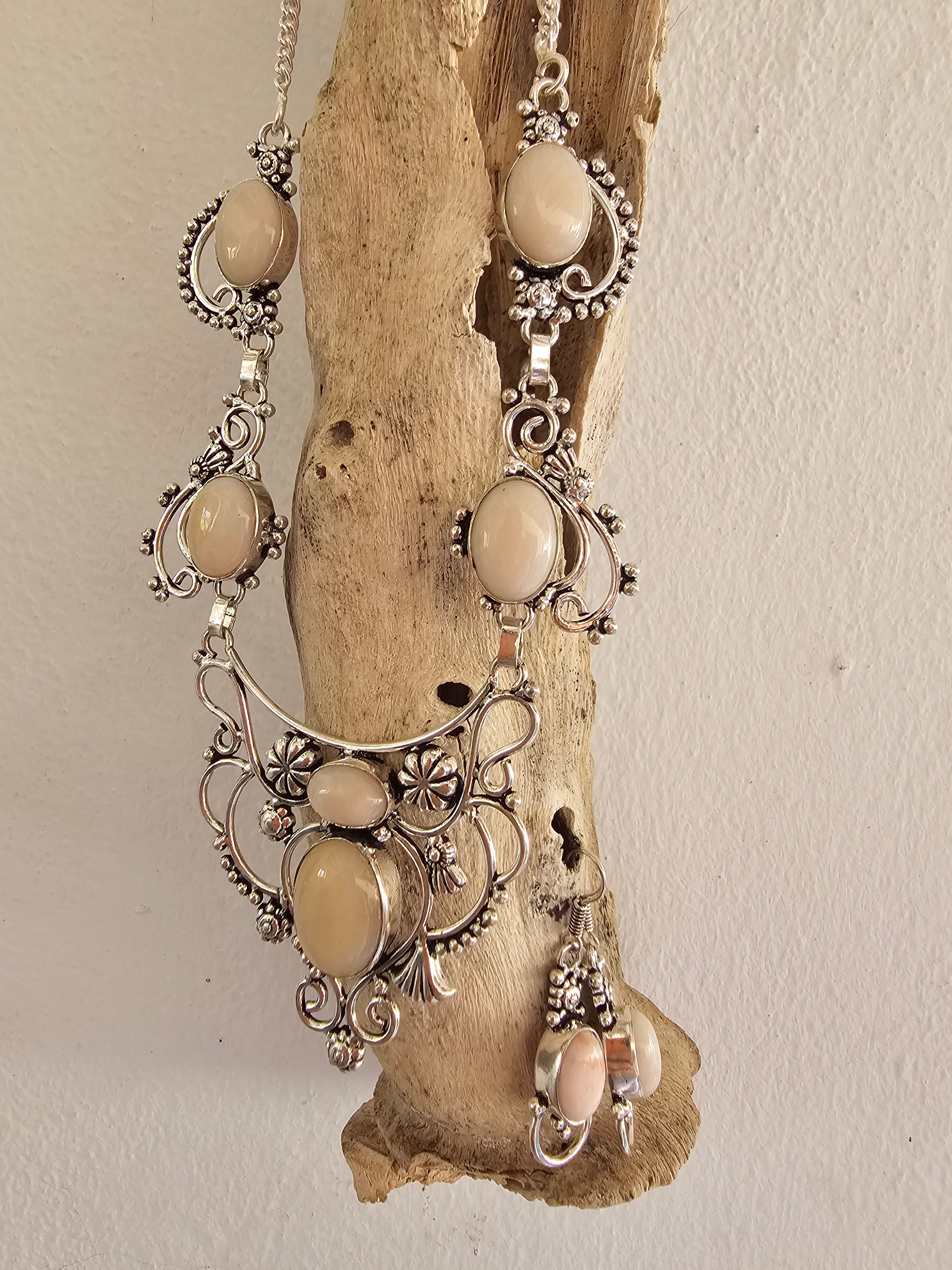 Conjunto de collar y pendientes