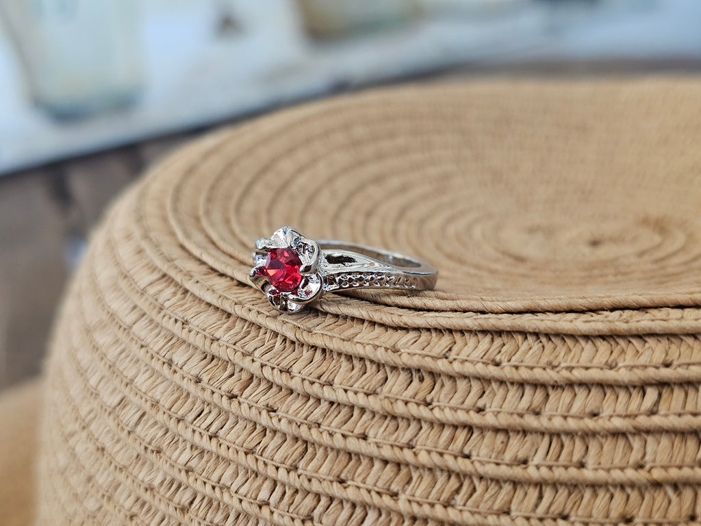 Lindo y femenino anillo con un cristal central