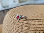 Lindo y femenino anillo con un cristal central