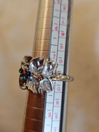 Anillo delicado en forma de flores