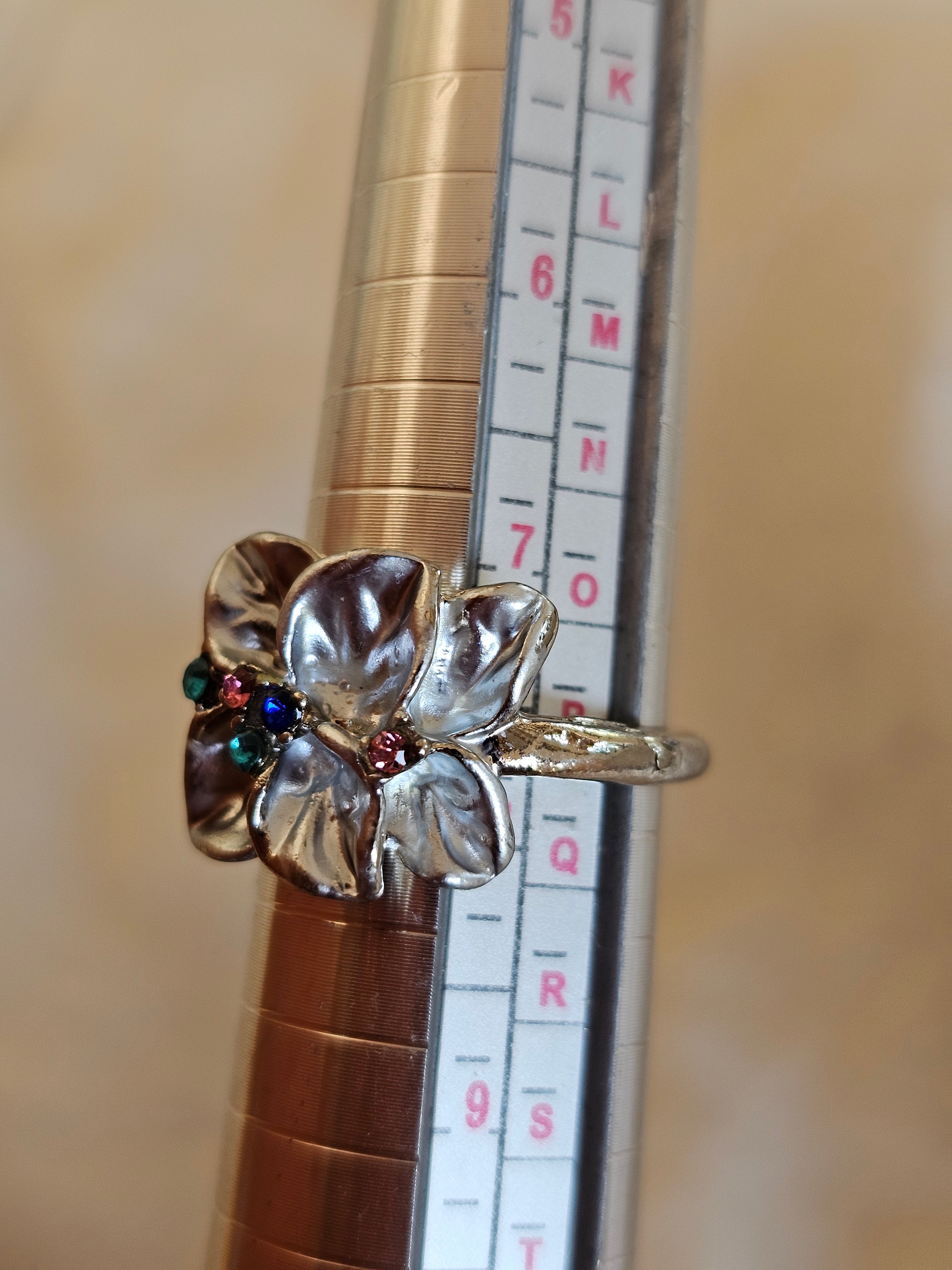 Anillo delicado en forma de flores