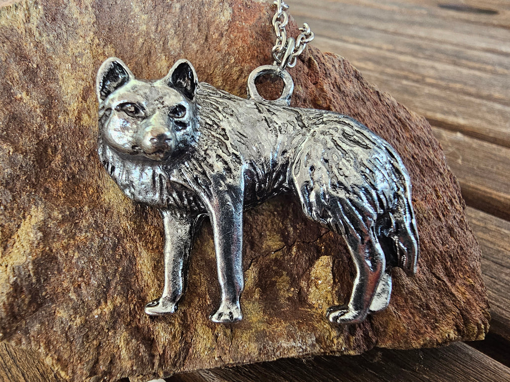Collar Colgante Lobo Salvaje – Plata Envejecida y Relieve 3D