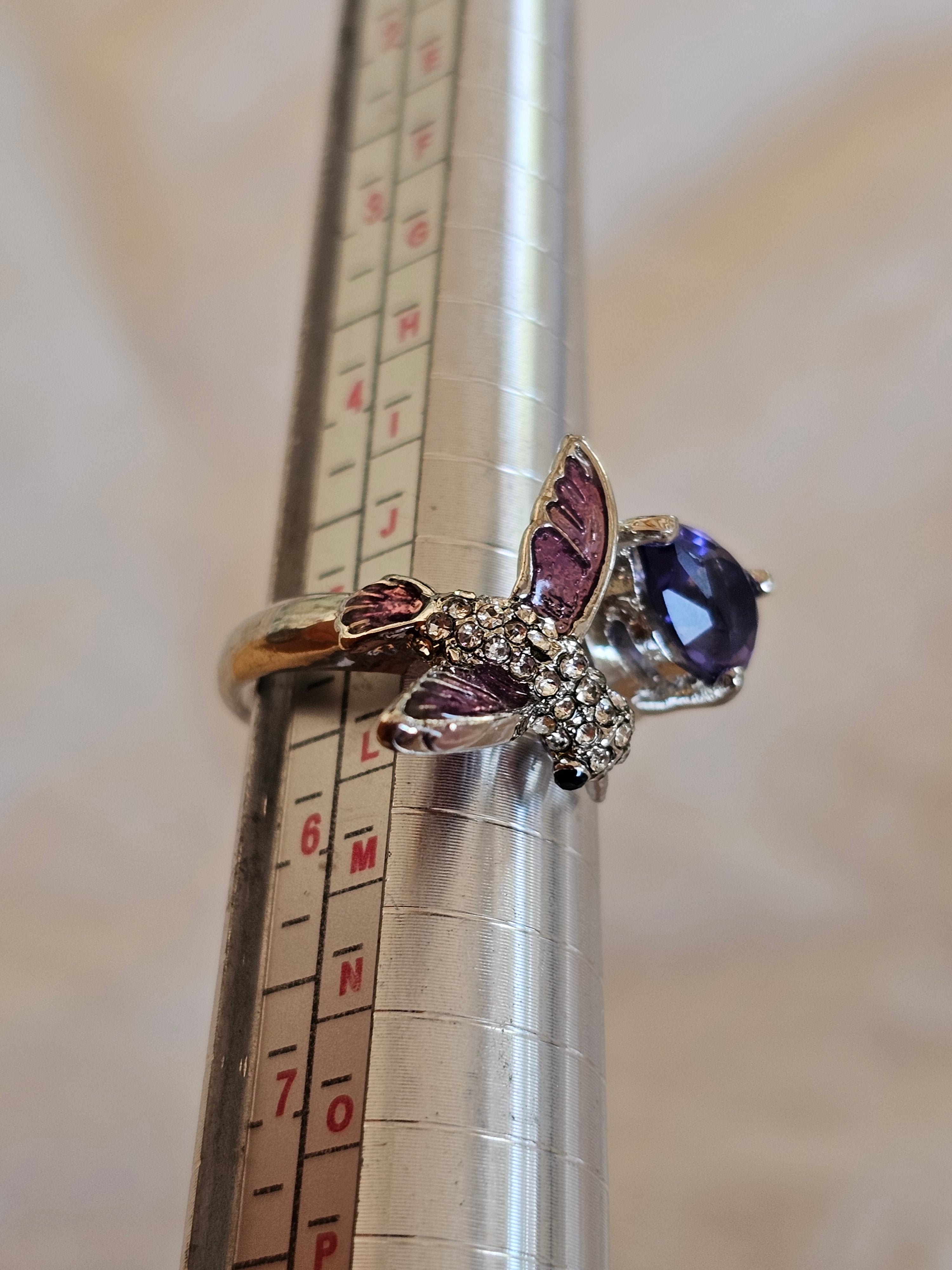 Anillo bonito con muchos detalles
