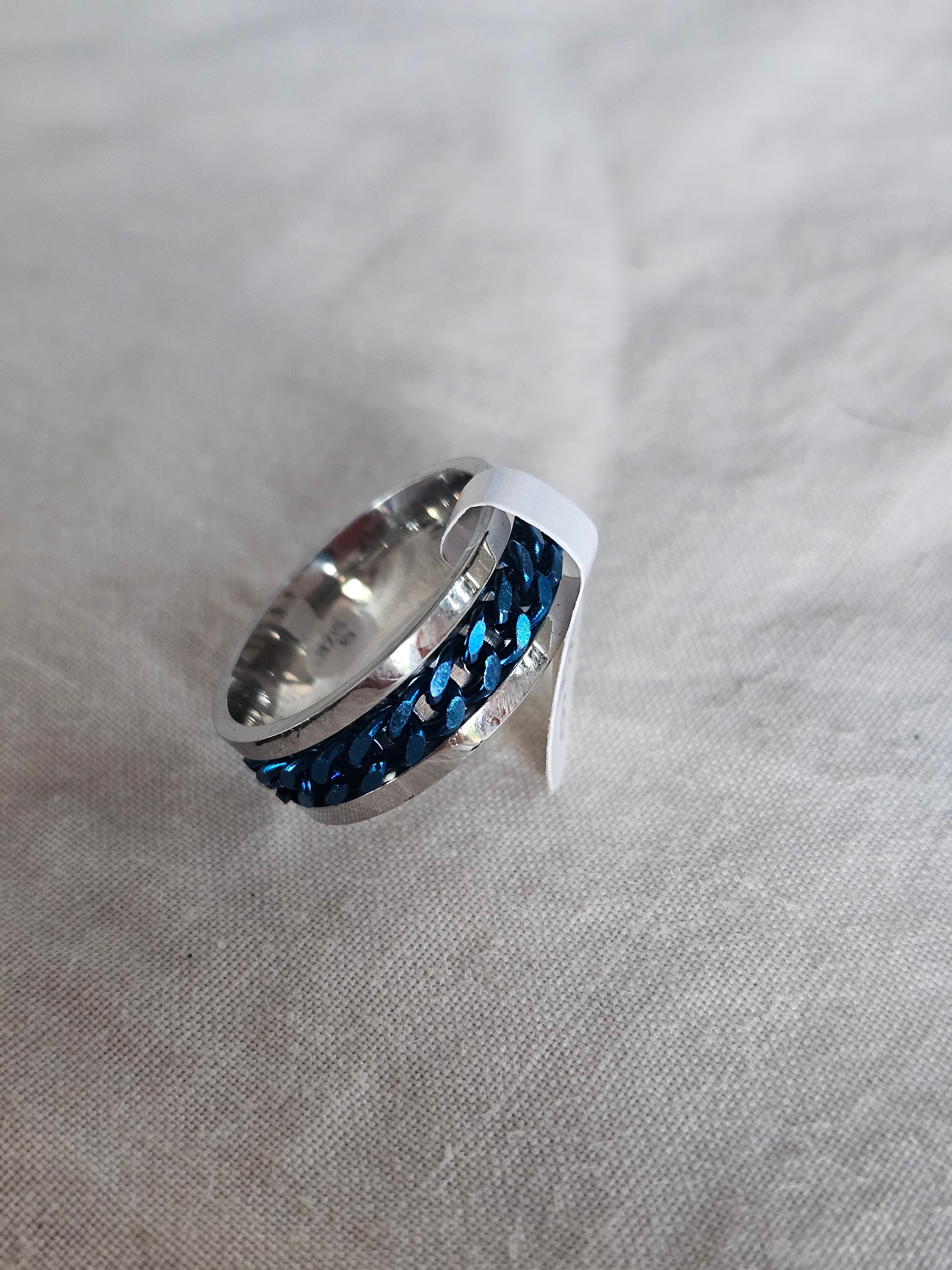 Anillo plateado con cadena azul