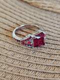 Anillo con cristales rojos