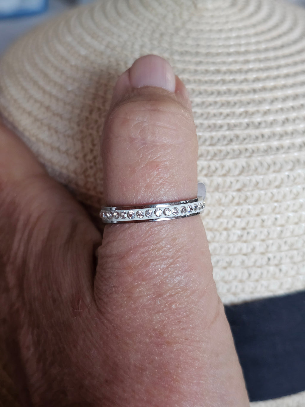 Anillo blanco con cristales