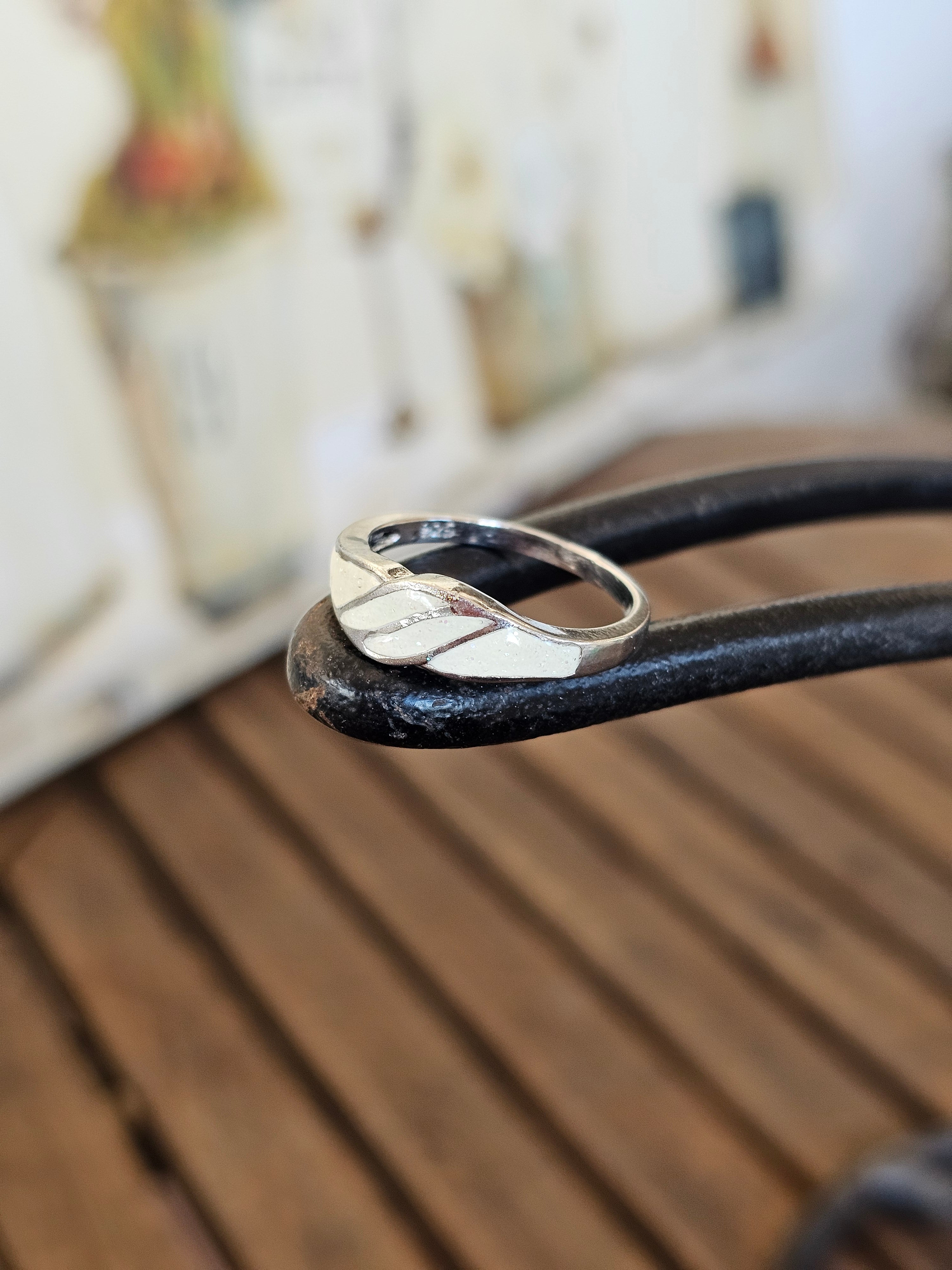 Precioso anillo con diseño ondulado