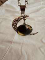 Collar con colgante de media luna