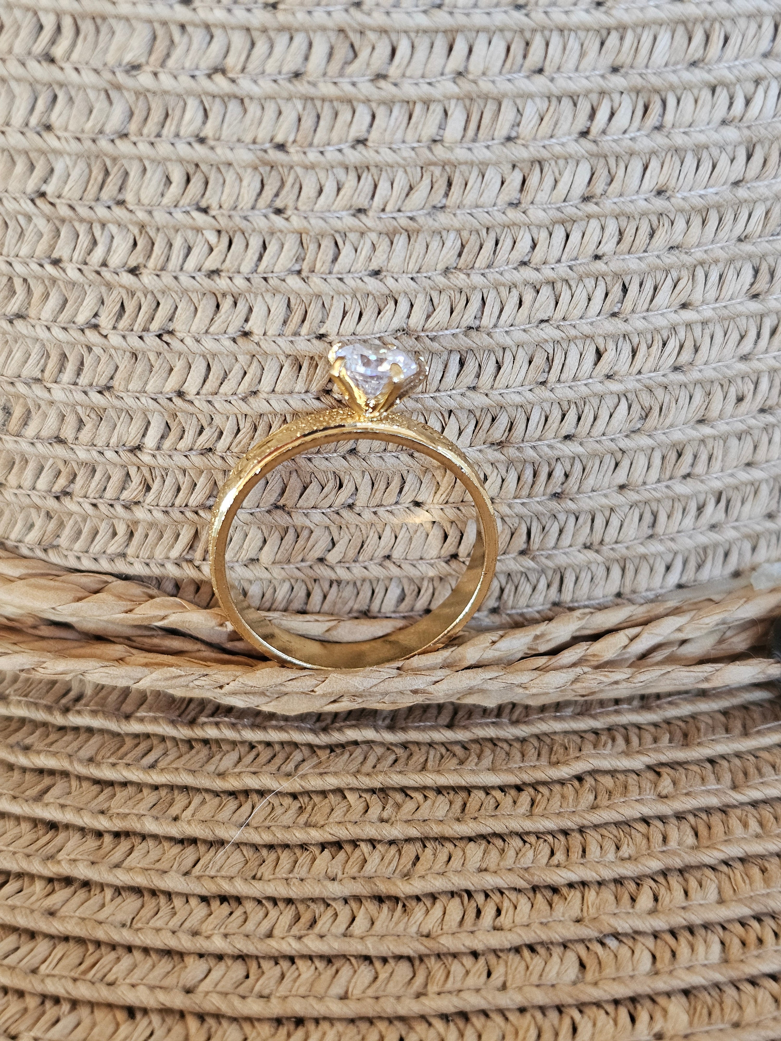 Lindo anillo estilo solitario