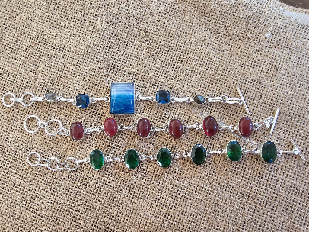 Pulseras en tres colores