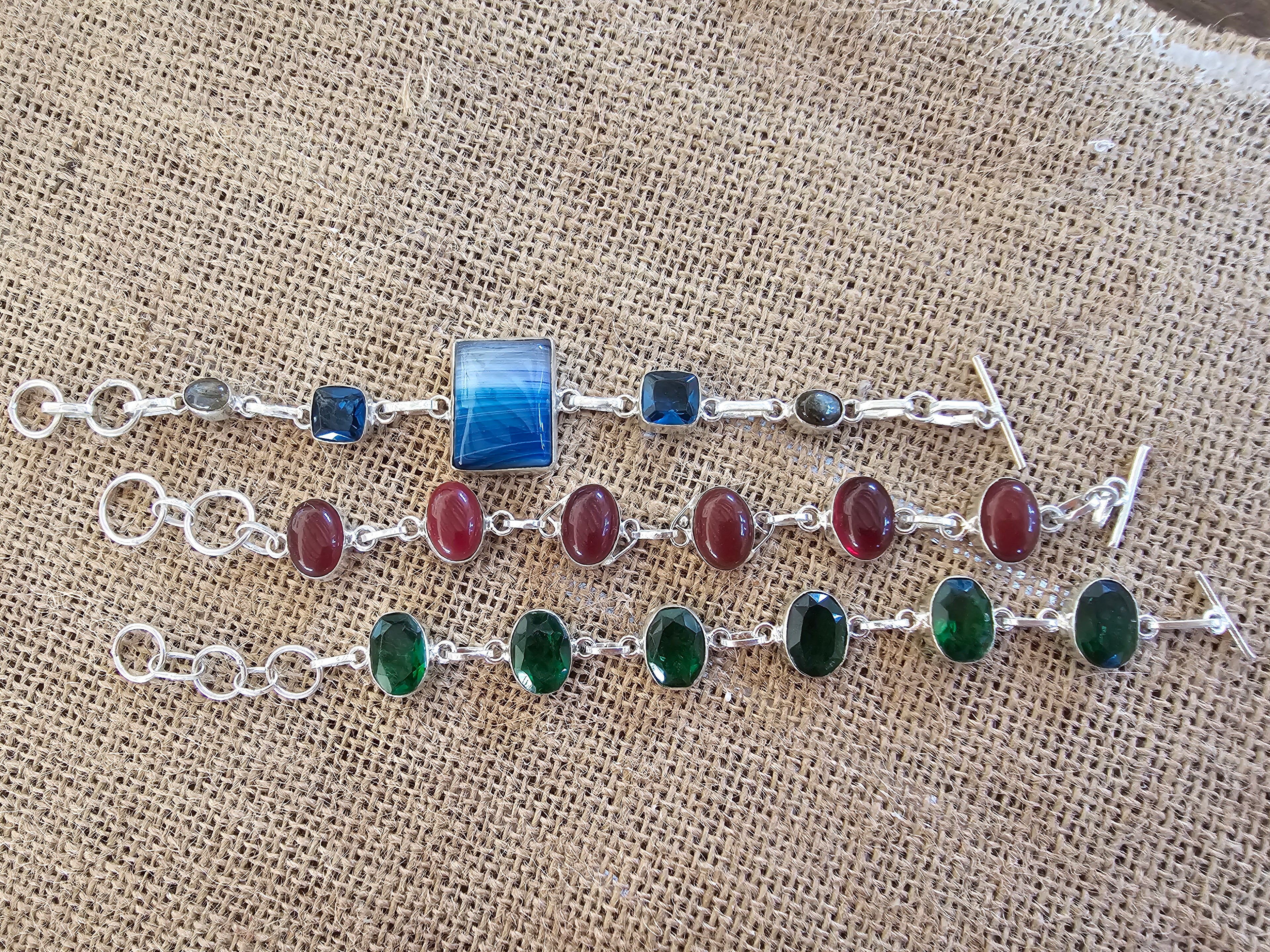 Pulseras en tres colores
