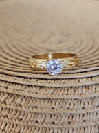 Lindo anillo estilo solitario
