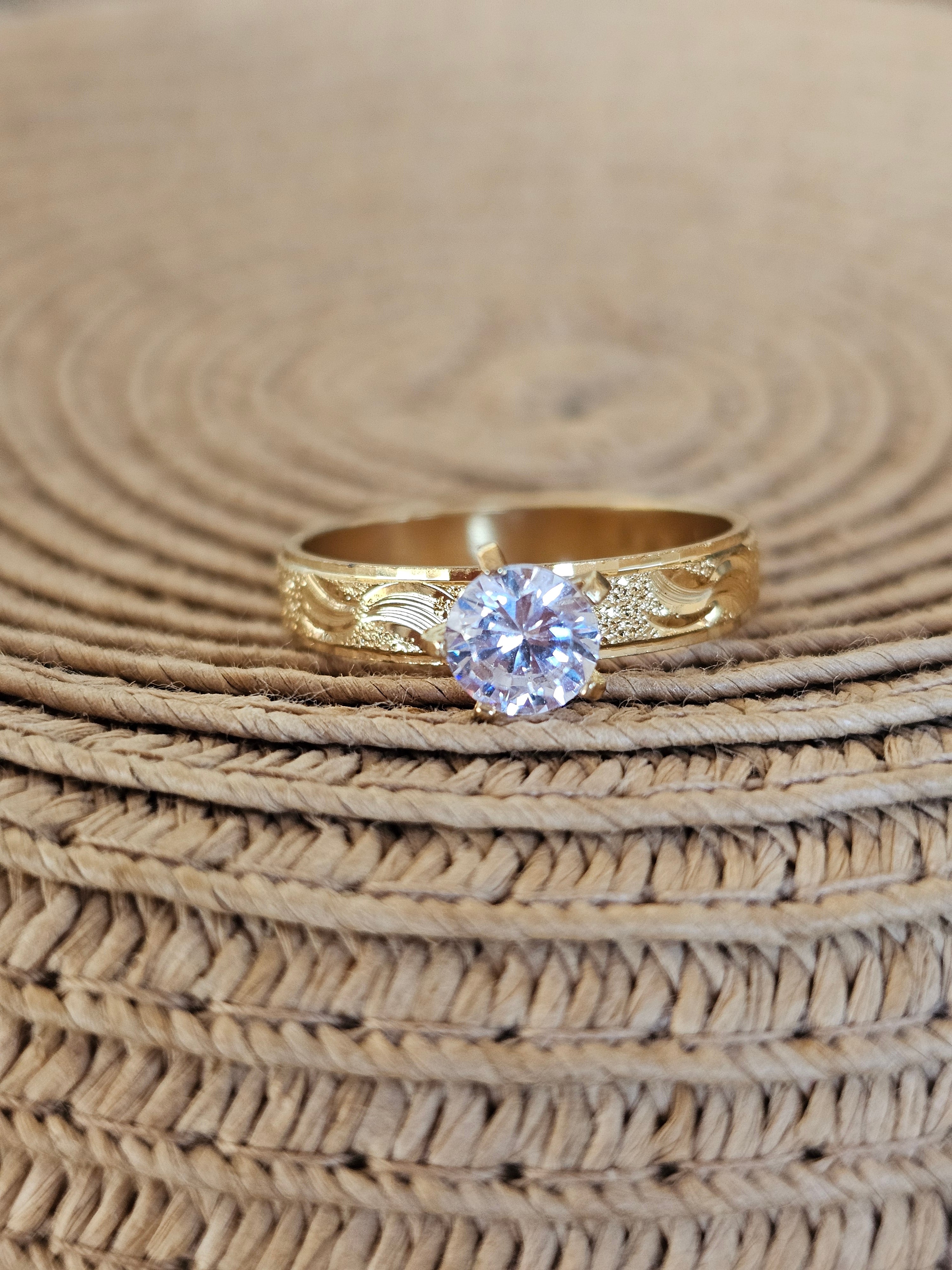 Lindo anillo estilo solitario