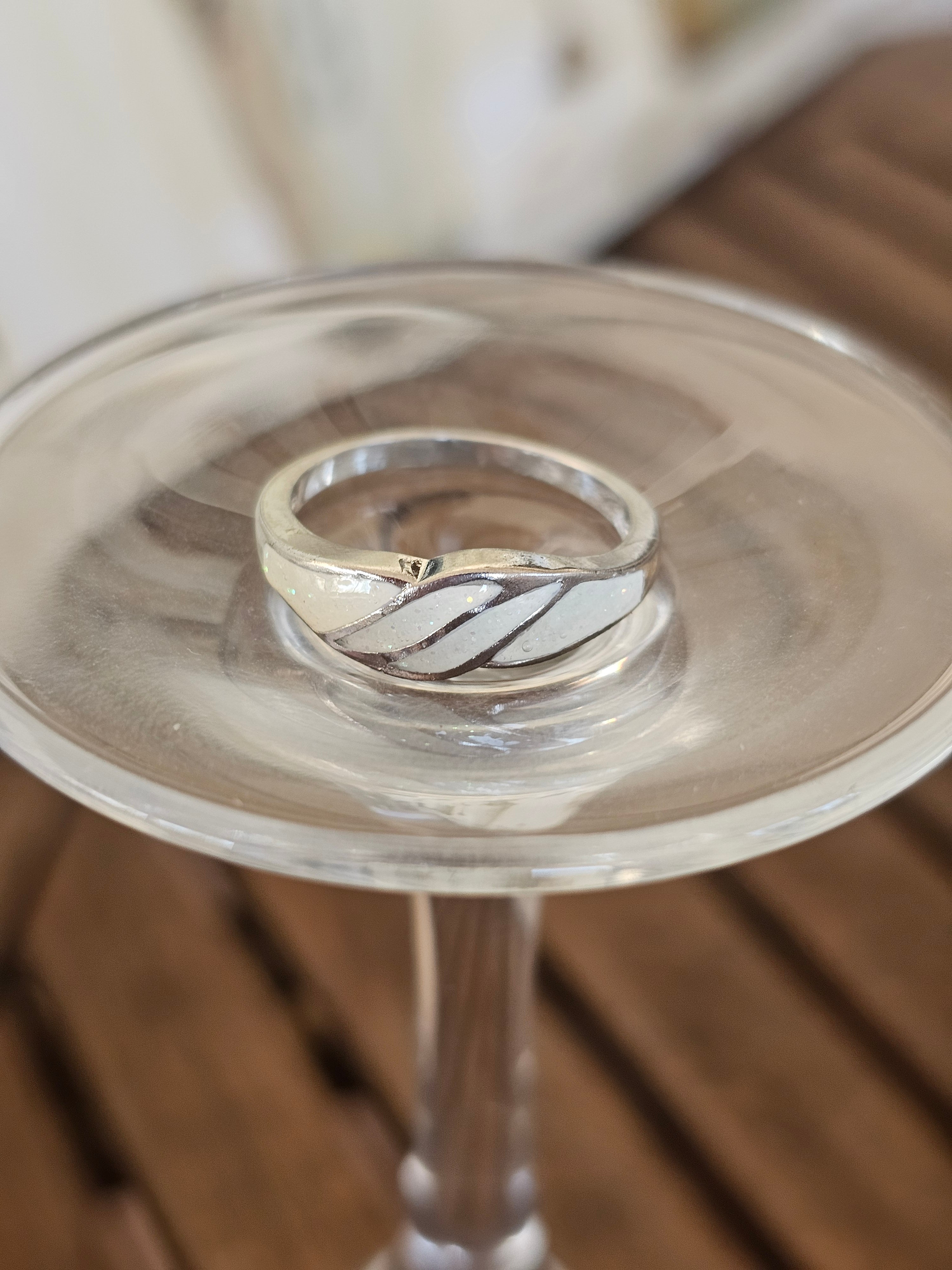 Precioso anillo con diseño ondulado