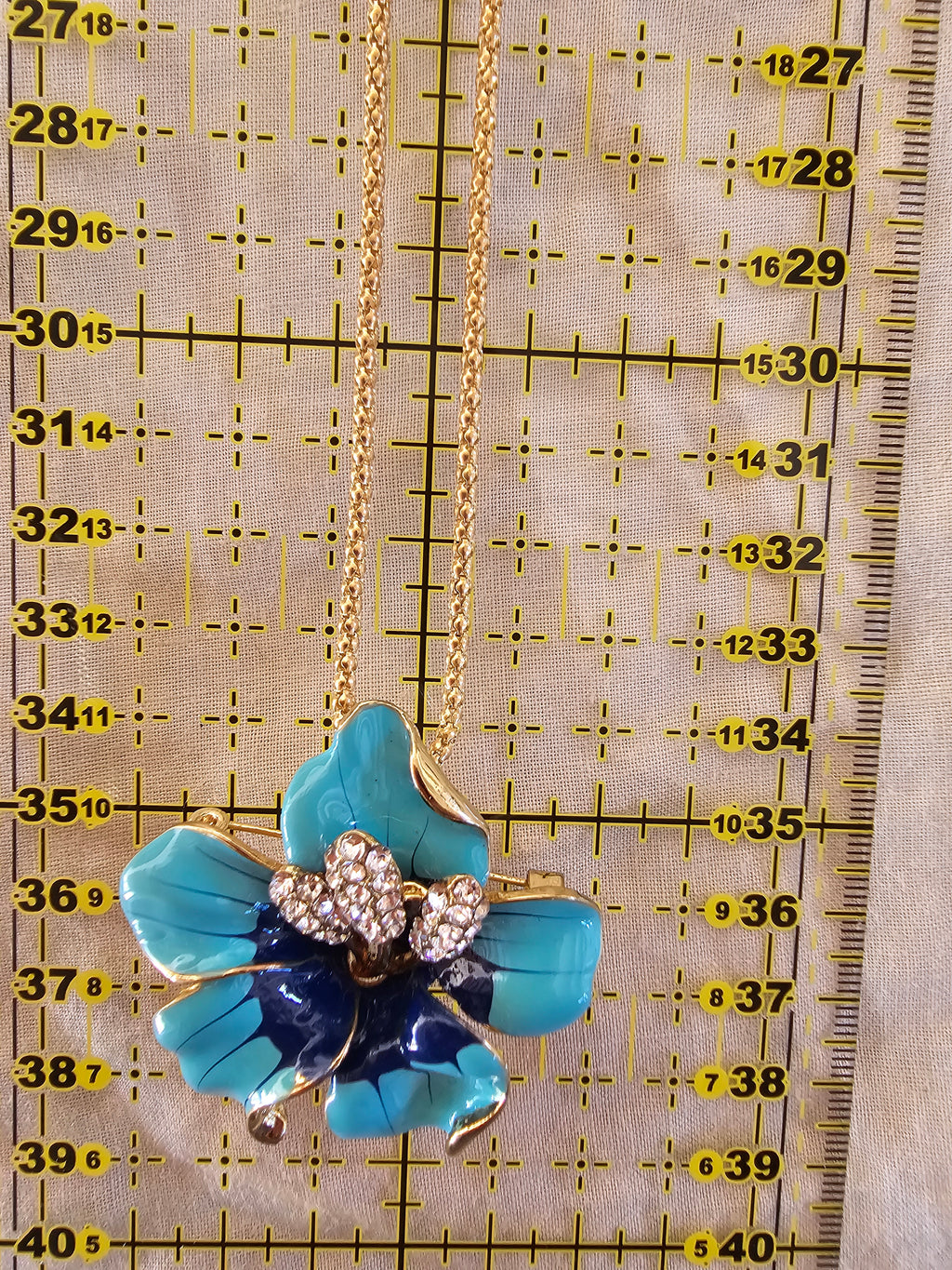 Colgante y brocha de Betsey Johnson