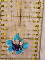 Colgante y brocha de Betsey Johnson