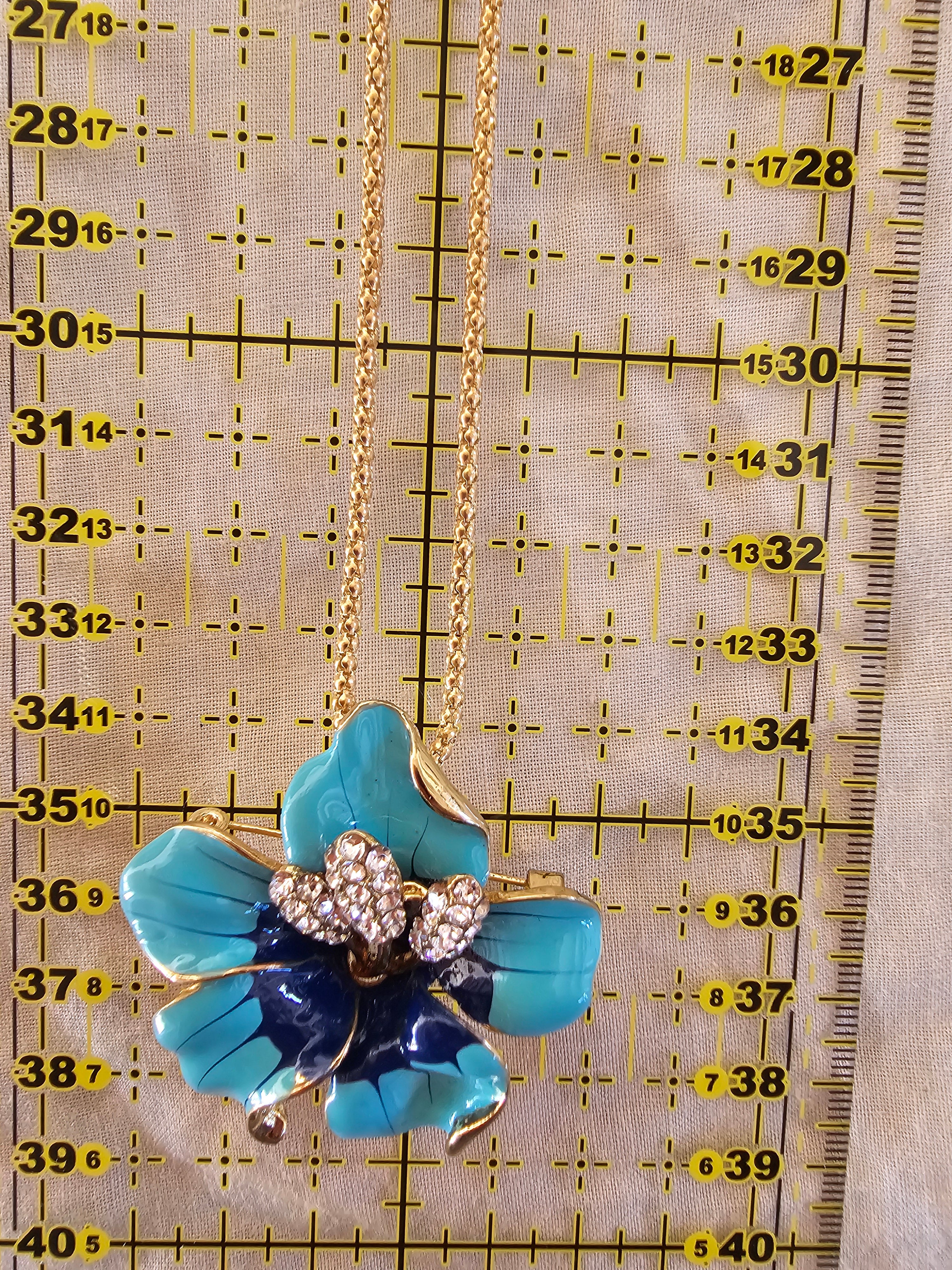 Colgante y brocha de Betsey Johnson
