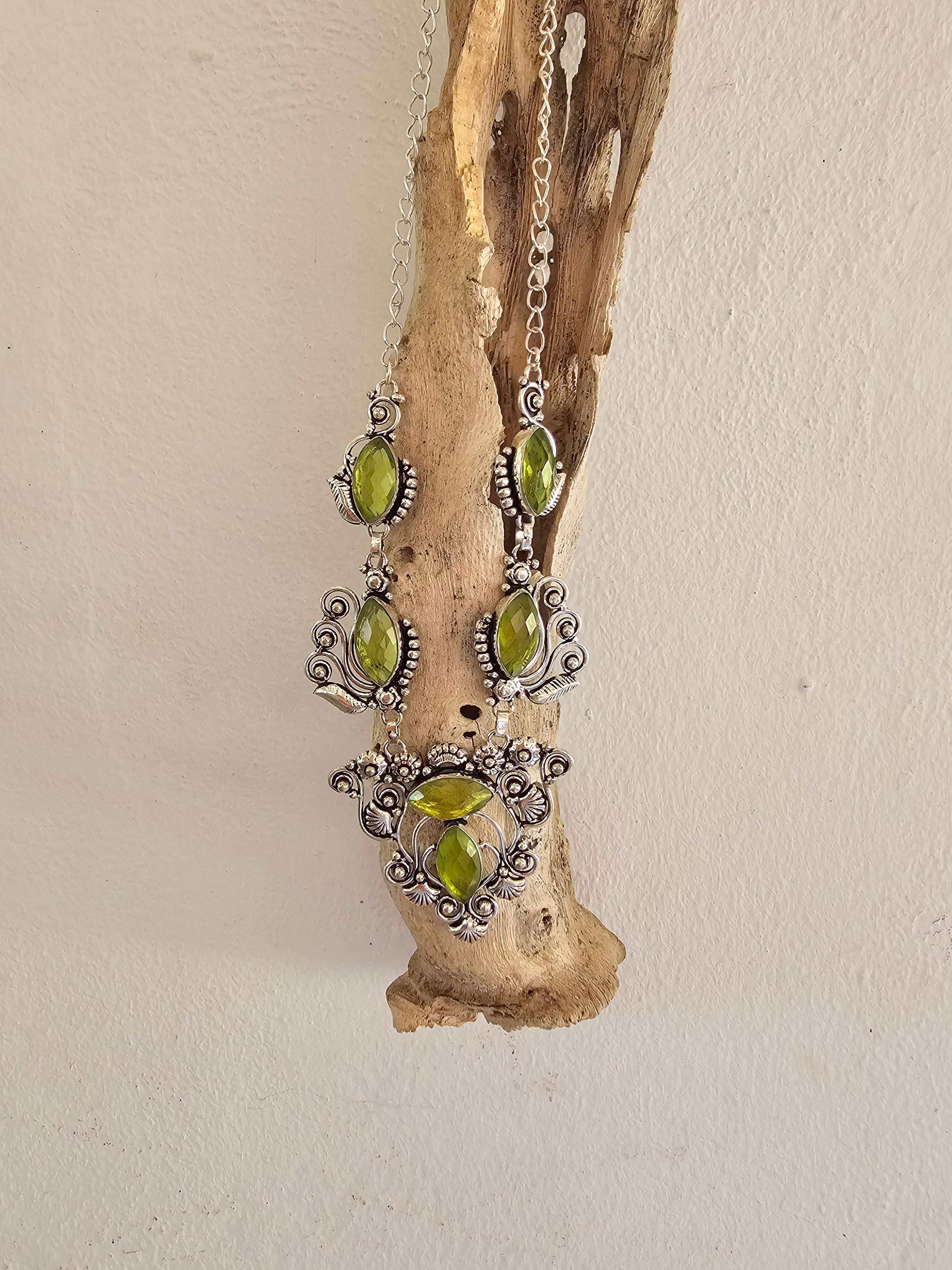 Collar delicado y elegante