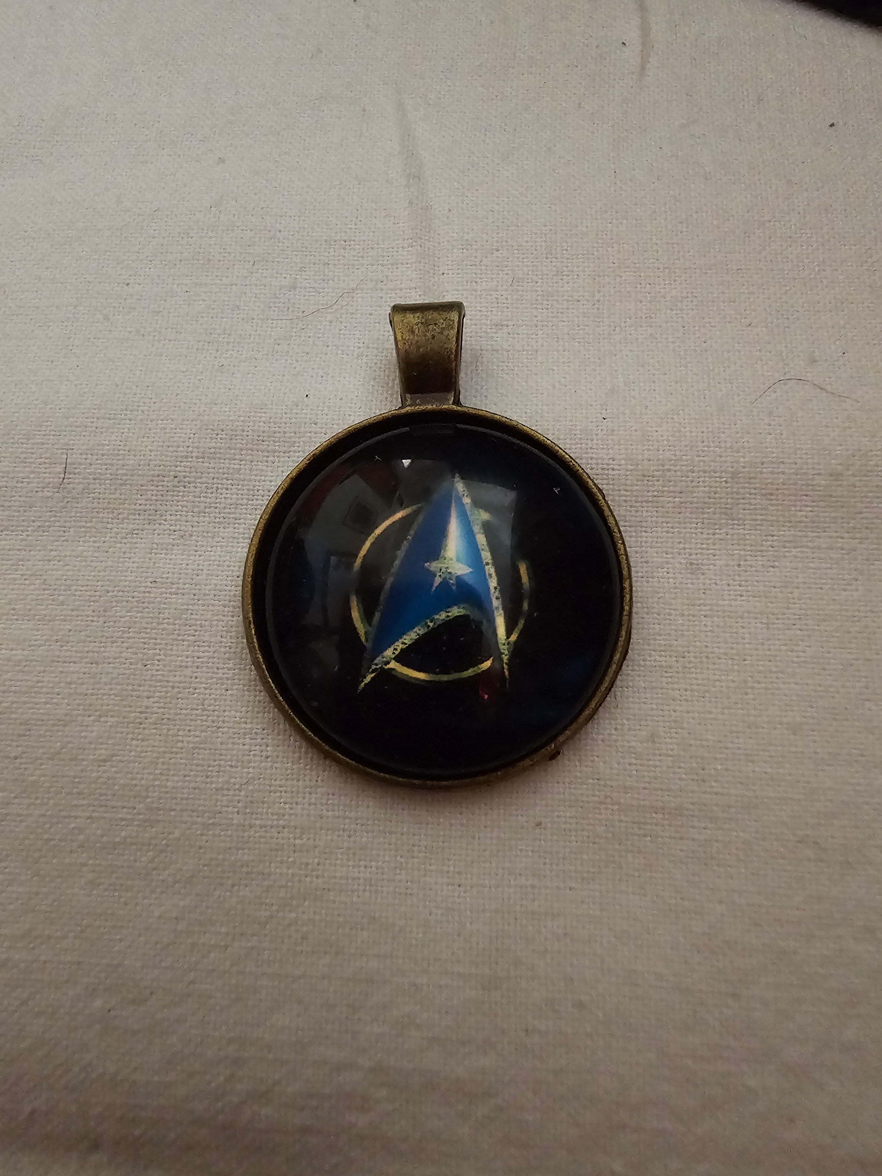 Star Trek Collar colgante con logo Boldly aumentado