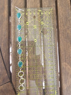 Pulsera de Piedras Verdes en Gota con Acabado Plateado y Cierre T-Bar