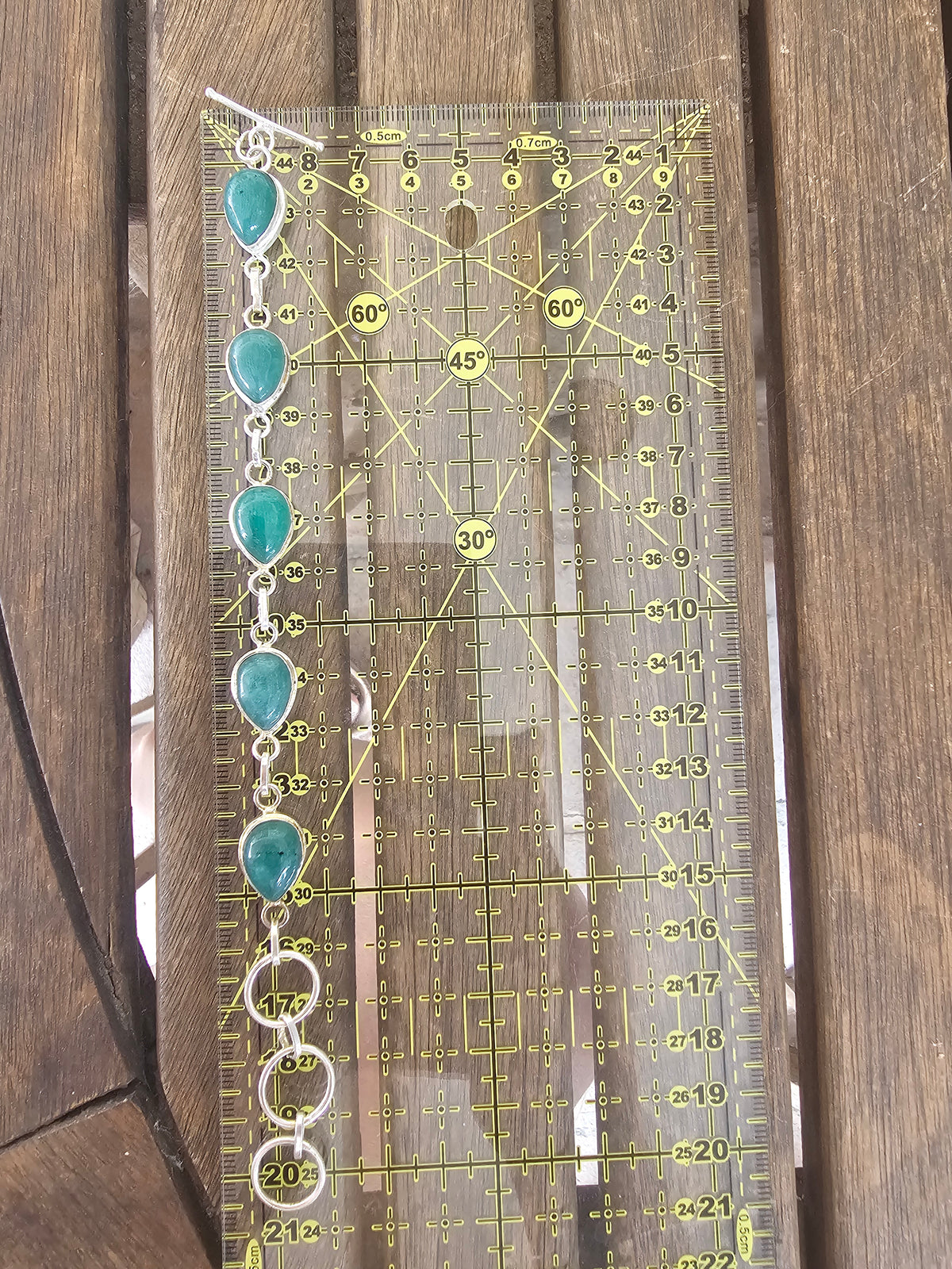 Pulsera de Piedras Verdes en Gota con Acabado Plateado y Cierre T-Bar