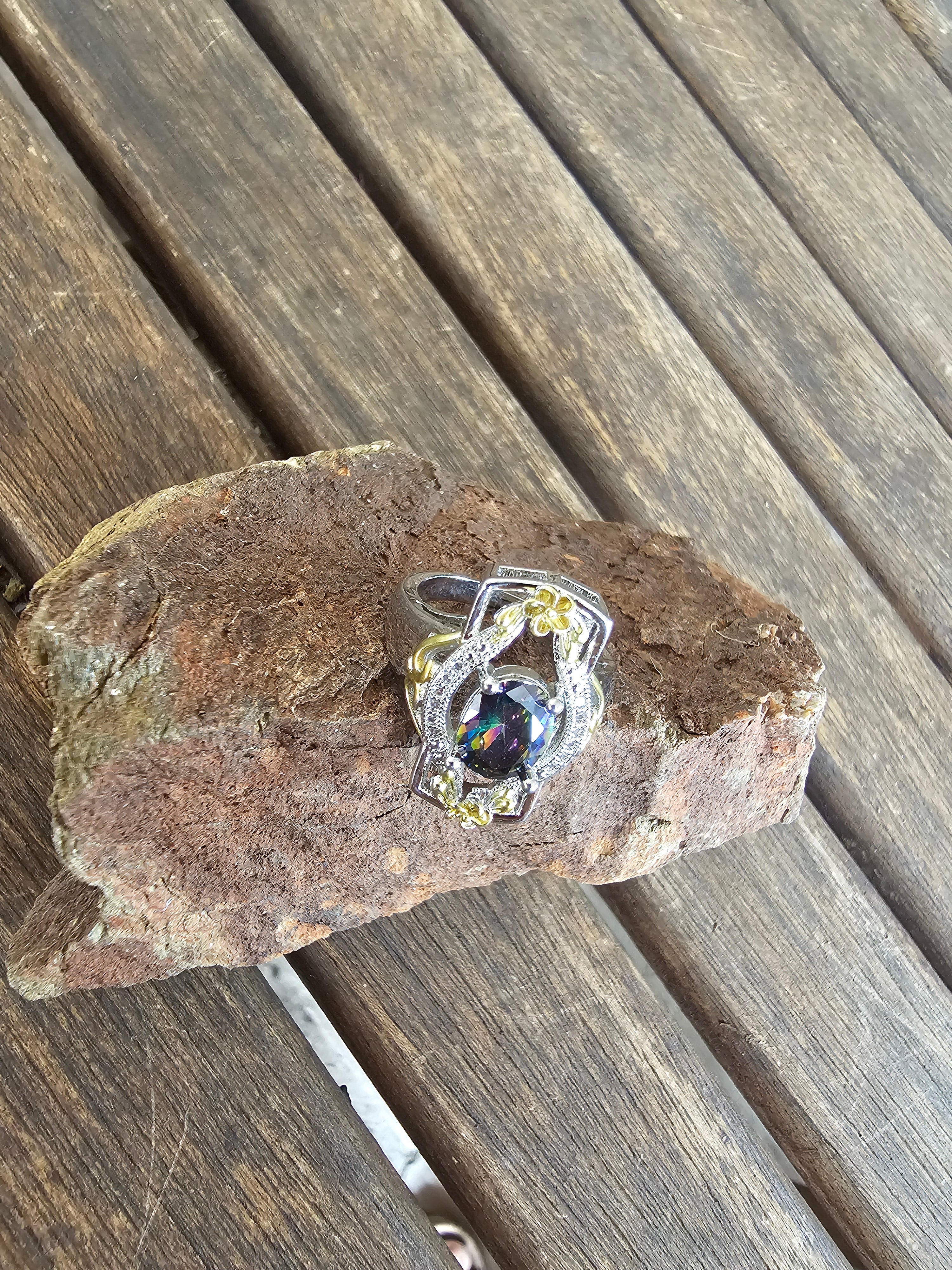 Llamativo anillo con filigranas y piedra
