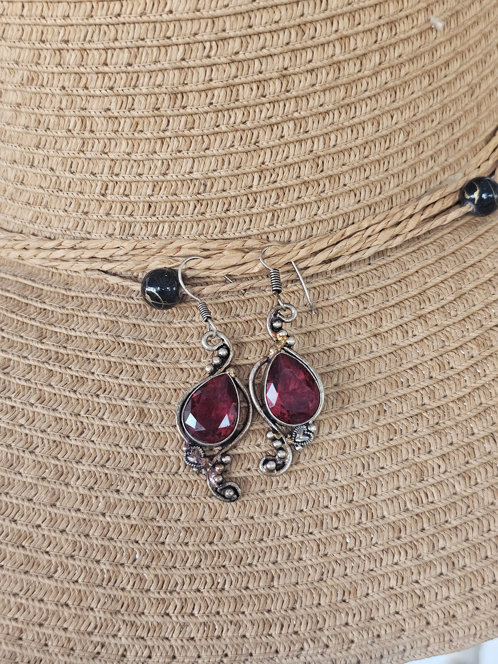 Elegantes pendientes con cristales rojos