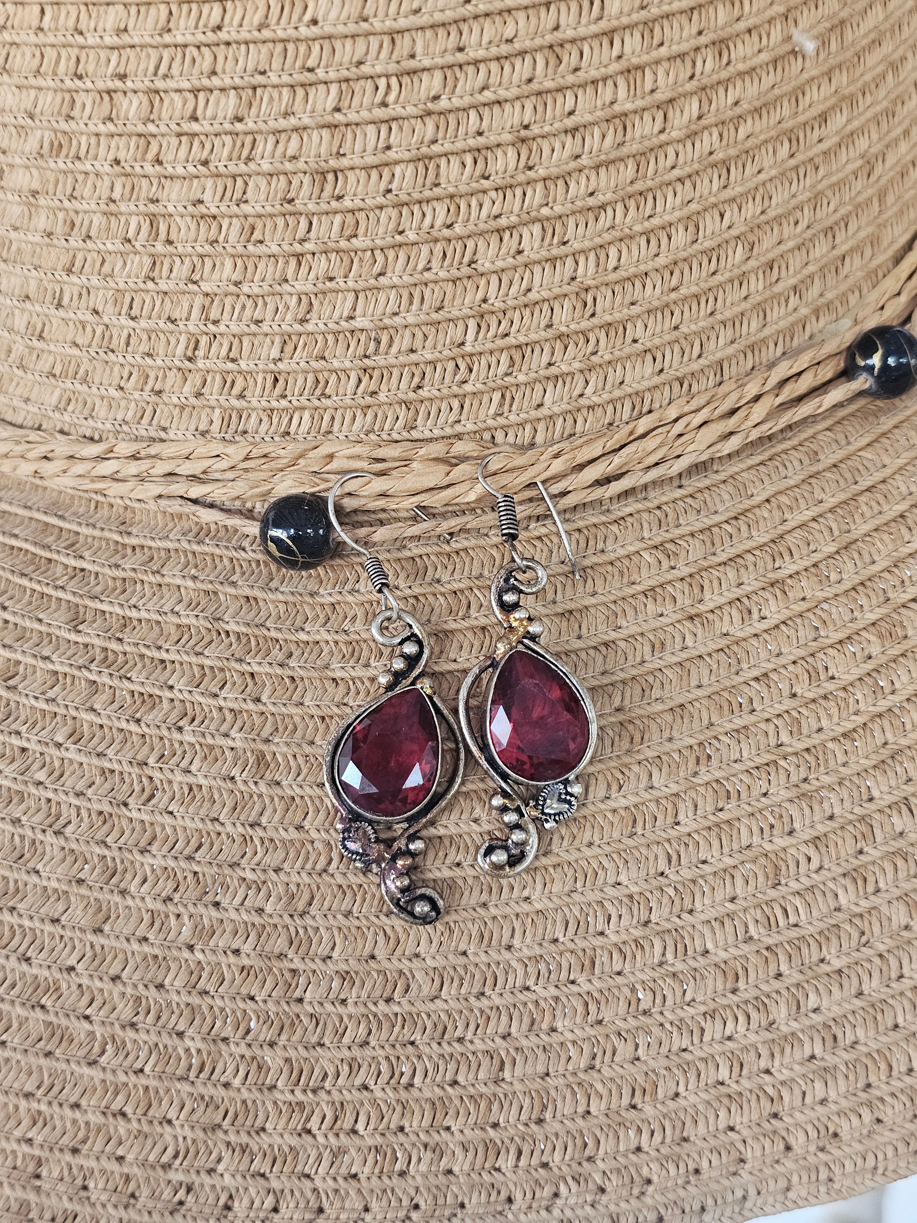 Elegantes pendientes con cristales rojos