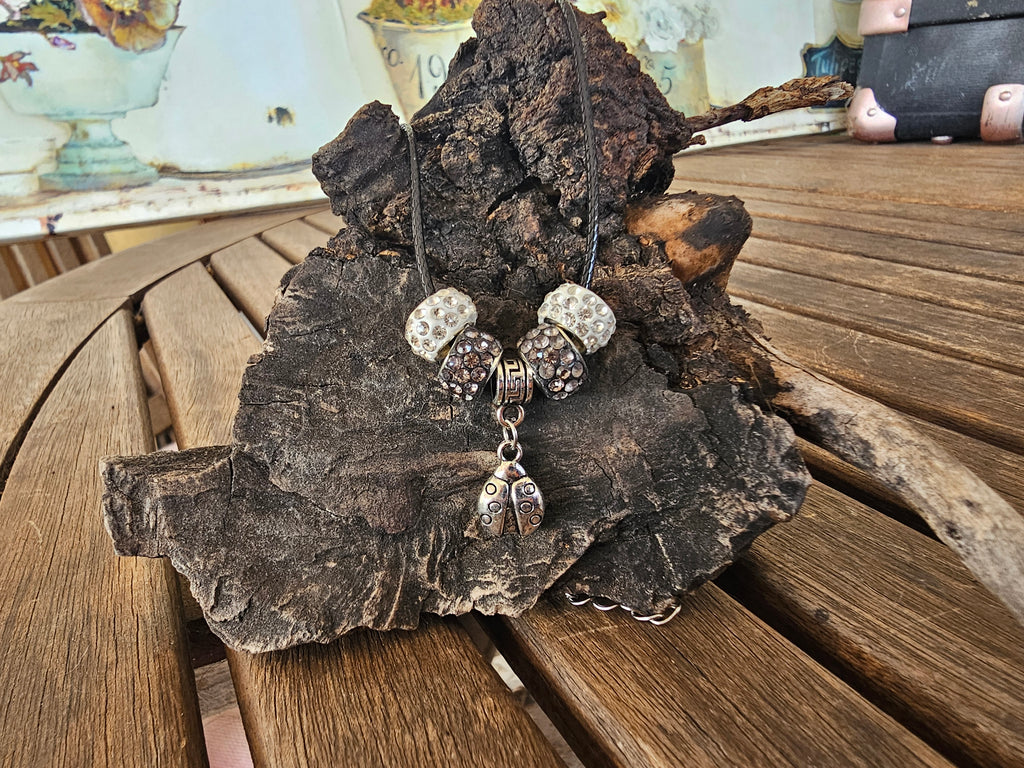 Collar de Cordón Negro con Colgante de Mariquita y Cuentas de Cristal Estilo Pandora