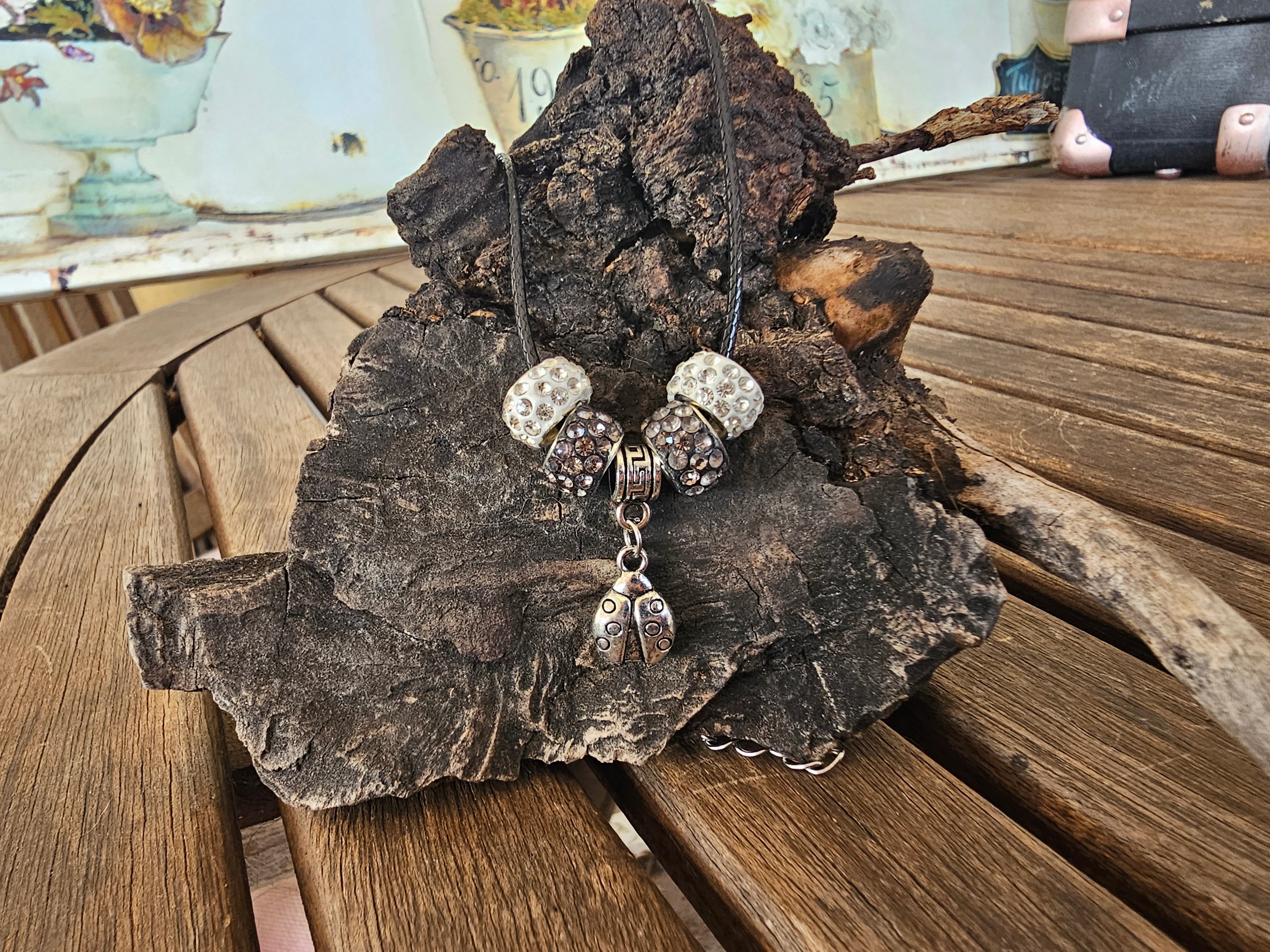 Collar de Cordón Negro con Colgante de Mariquita y Cuentas de Cristal Estilo Pandora