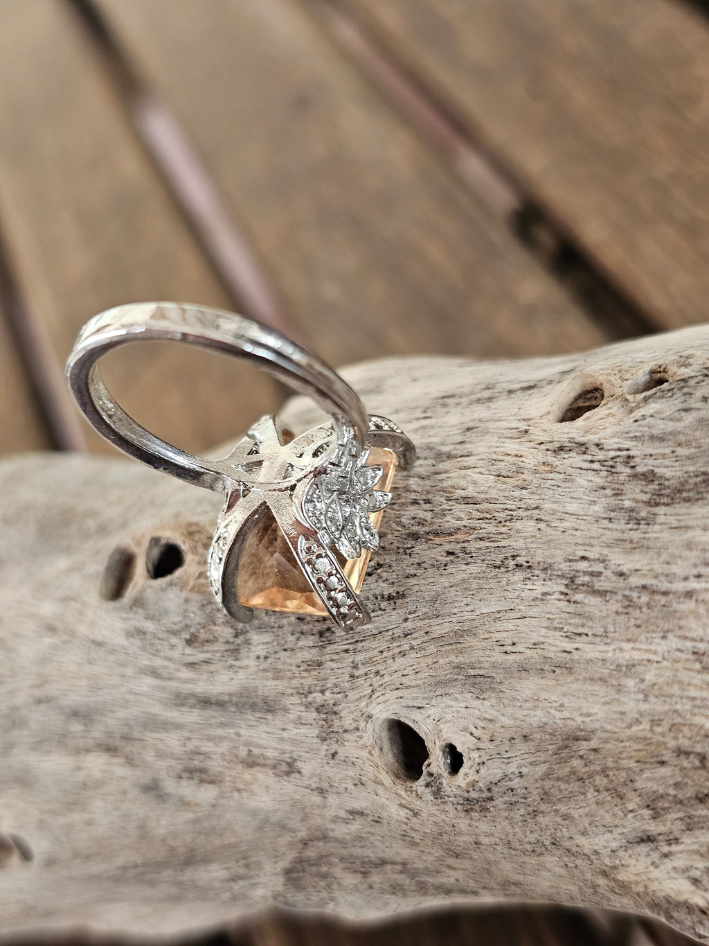 Llamativo anillo con filigranas y piedra cuadrado