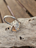 Llamativo anillo con filigranas y piedra cuadrado