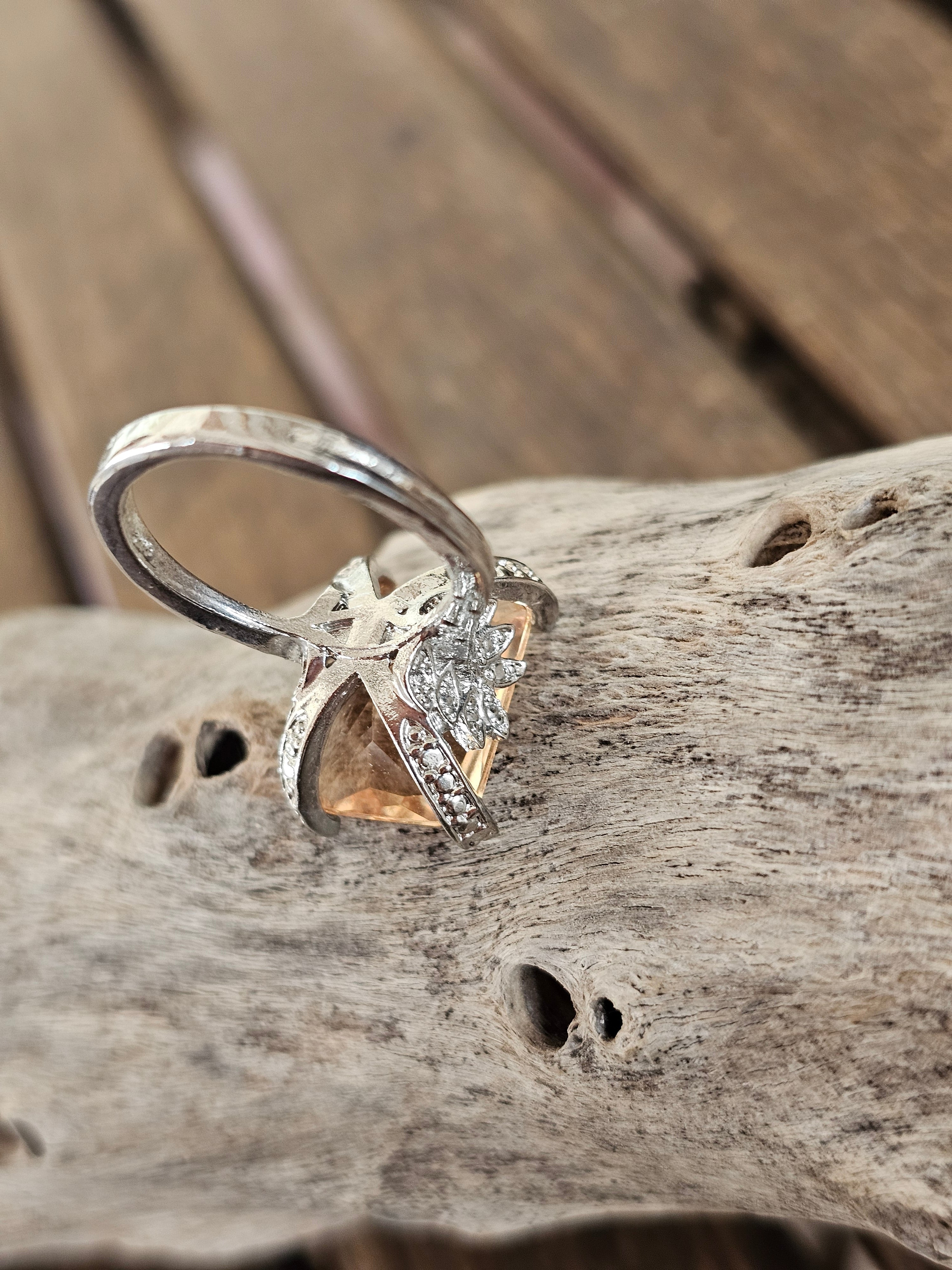 Llamativo anillo con filigranas y piedra cuadrado